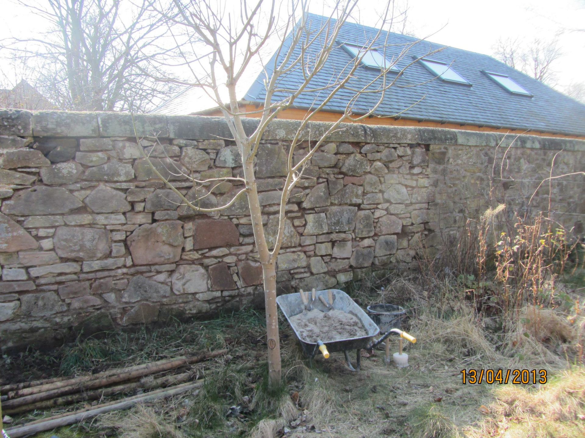 Rough stone garden wall built by IMC Stonemasons Limited in Edinburgh, showcasing traditional craftsmanship.