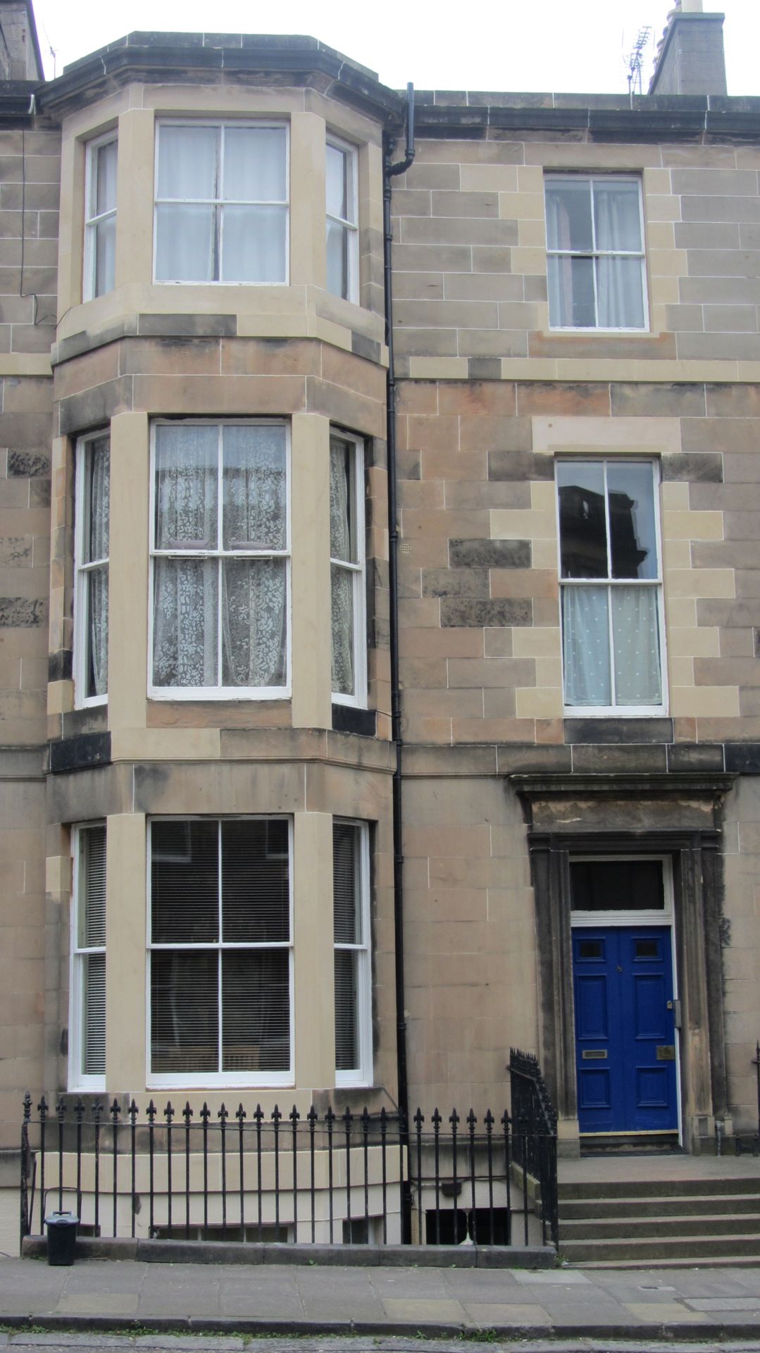 Intricate sandstone window surrounds on historic Edinburgh townhouse by IMC Stonemasons Limited.